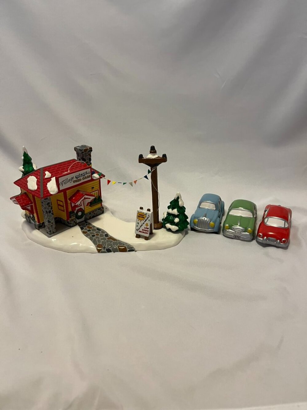 Department 56 Snow Village “Village Used Car Lot” – Building, 3 Cars, Orig Box